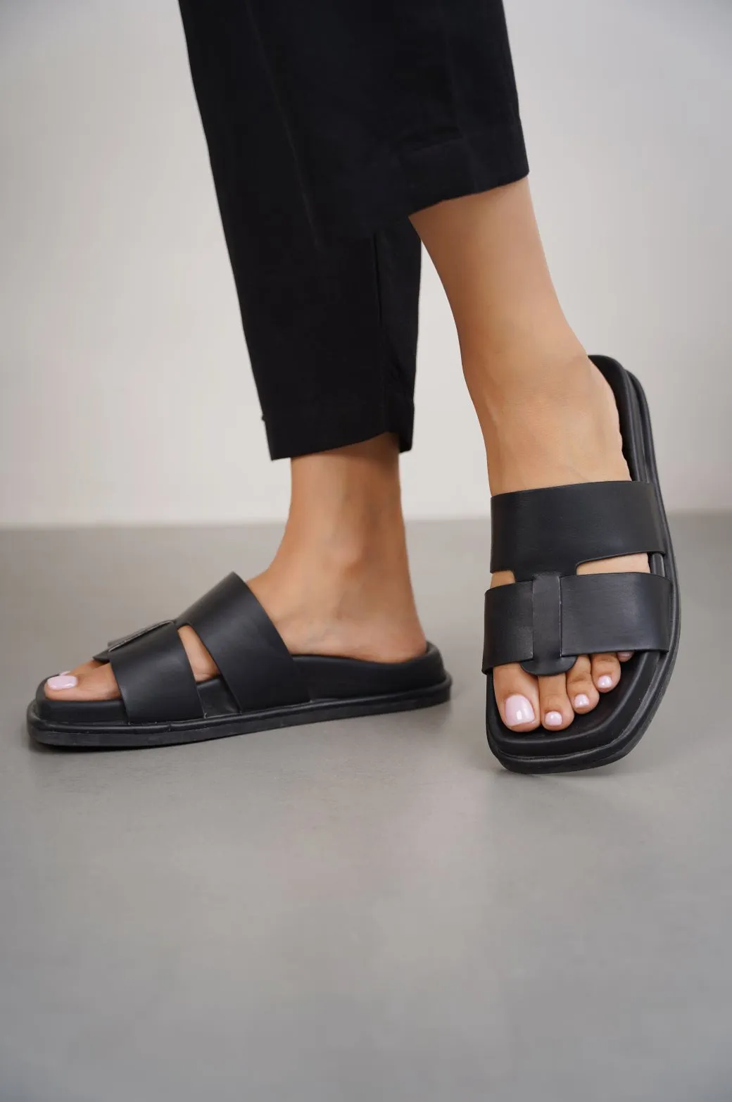 MONOCHROME COMFY SLIDES